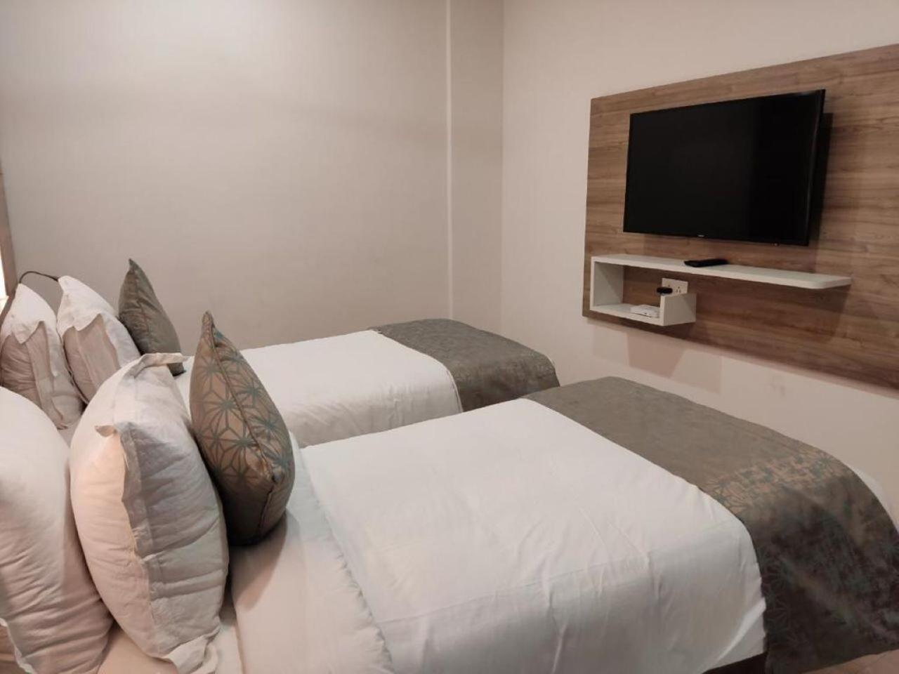 Residenza Adhikrishna Arcade Hotell Erode Exteriör bild