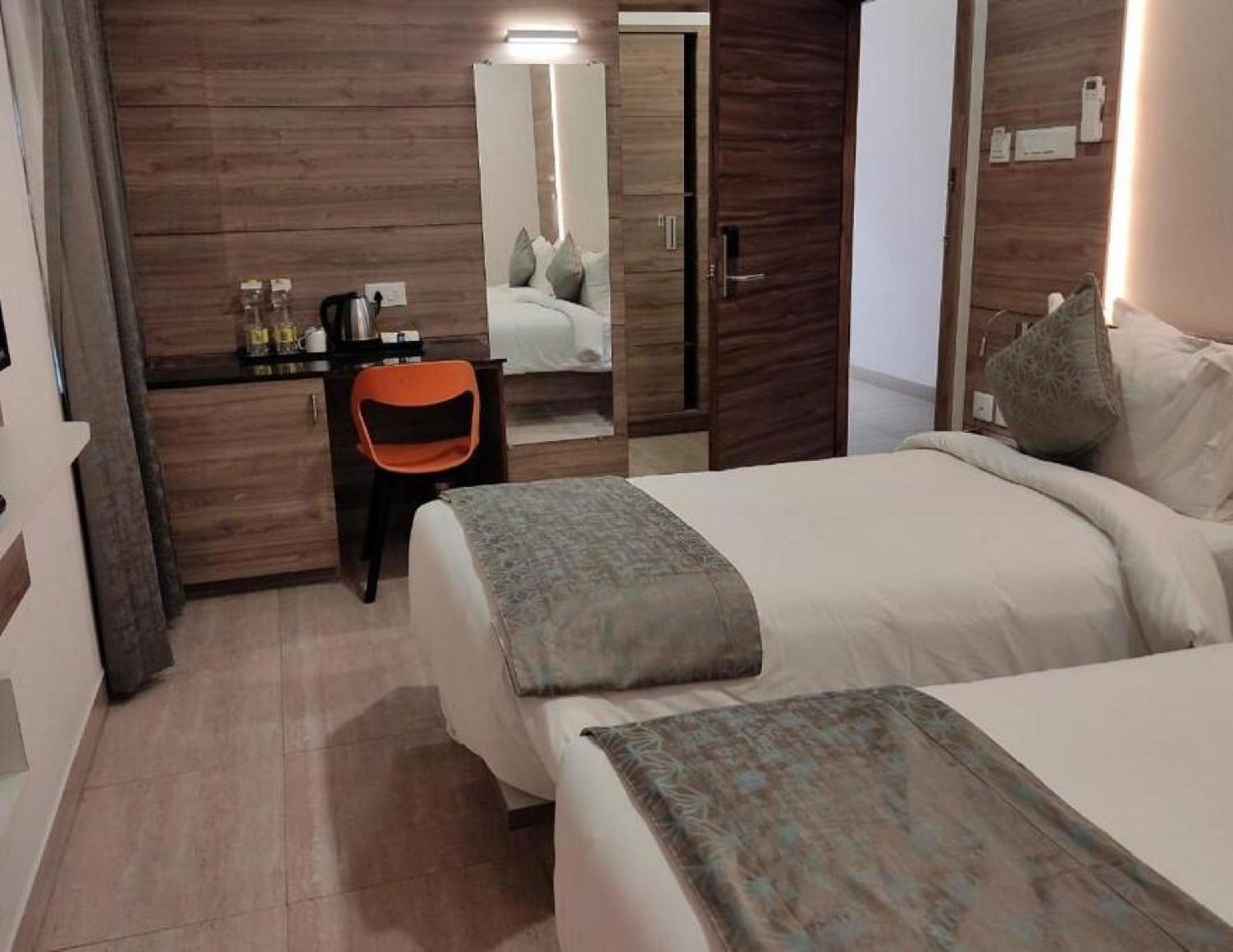 Residenza Adhikrishna Arcade Hotell Erode Exteriör bild