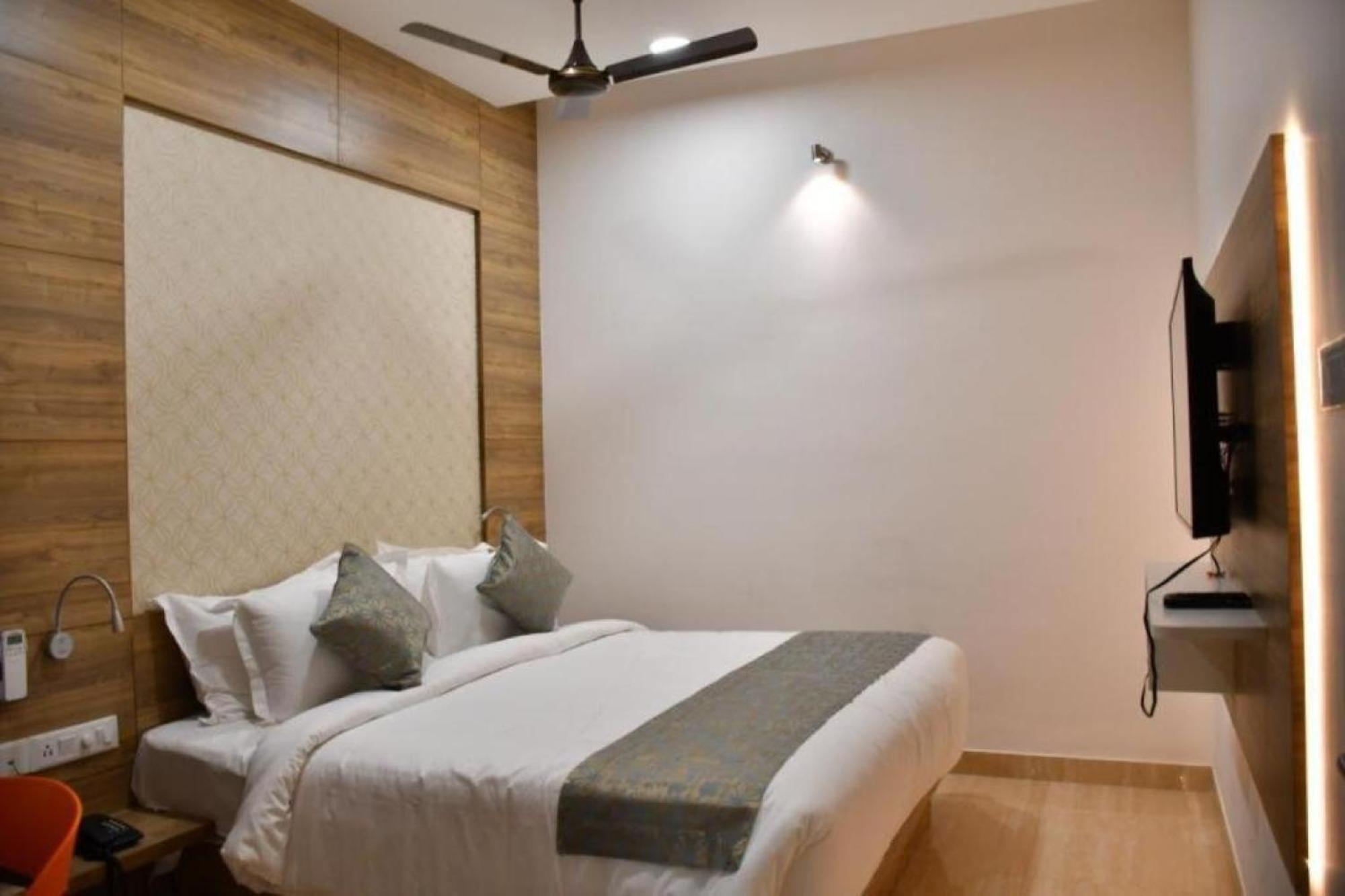 Residenza Adhikrishna Arcade Hotell Erode Exteriör bild